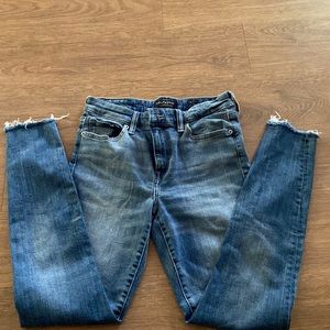 LUCKY legging jeans, like new, Hardly worn.